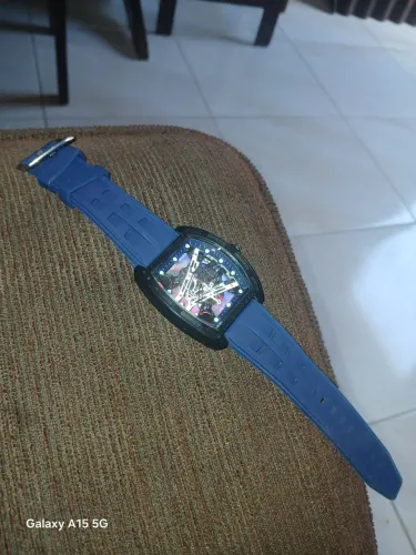 Vende-se relogio estiloso