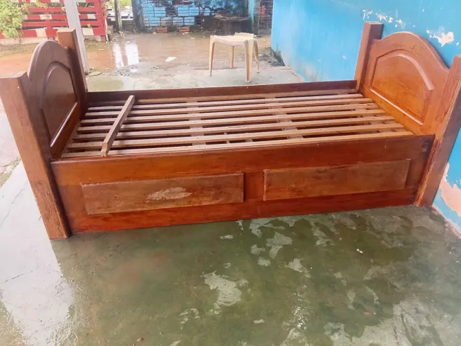 Vendo essa cama de solteiro,madeira macacauba 300