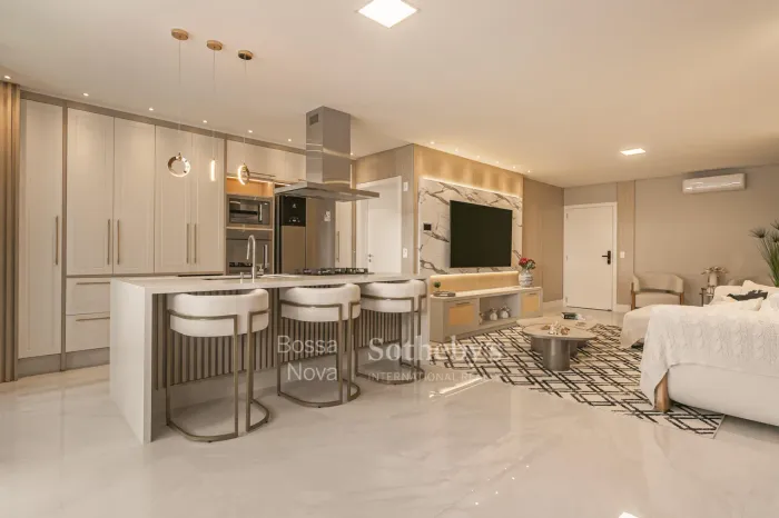 Apartamento com varanda gourmet e área de lazer completa próximo à praia