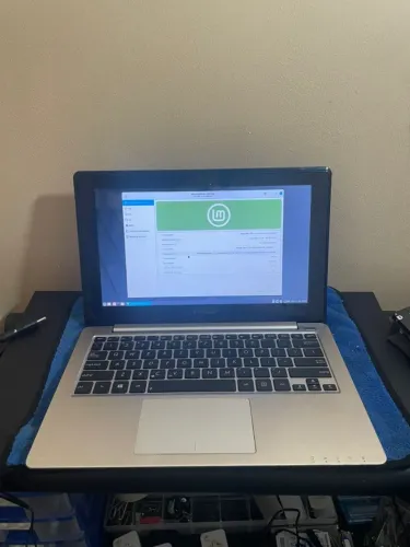 Notebook Touchscreen Asus Q200E 11.6" i3 / SSD Corsair / Linux Mint (Leia o Anúncio)