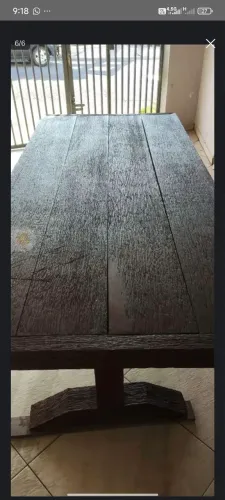Mesa de madeira maciça antiga 