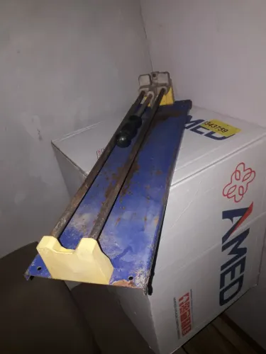 Riscador de cerâmica azulejo em condições de uso