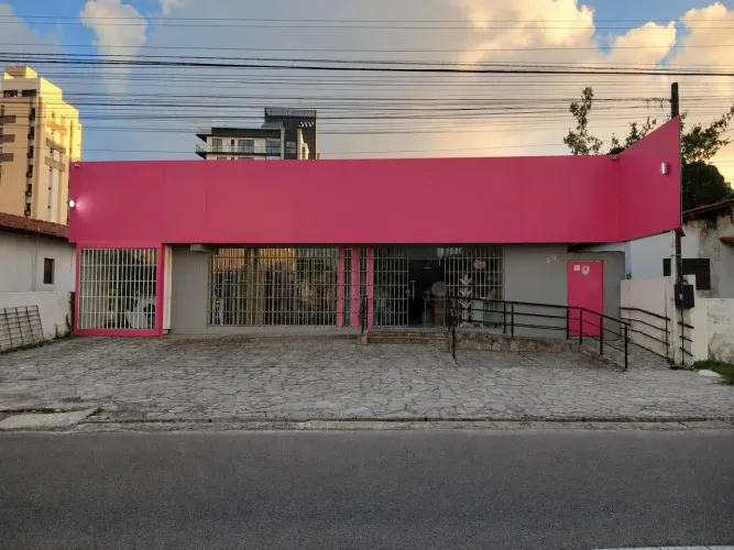 Casa para comércio com aproximadamente 300 m² localizada na Av. Guarabira - Manaíra!