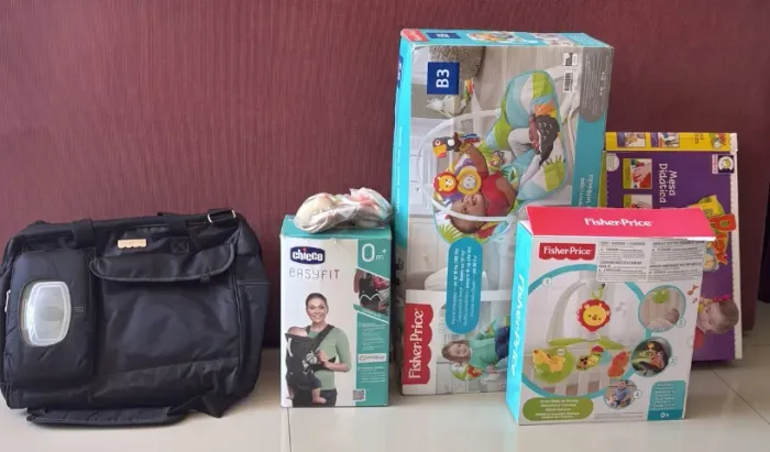 Kit Infantil TOP: Bolsa Fisher-Price, Canguru da Chicco, Balanço, Mobile e Mesa Didática