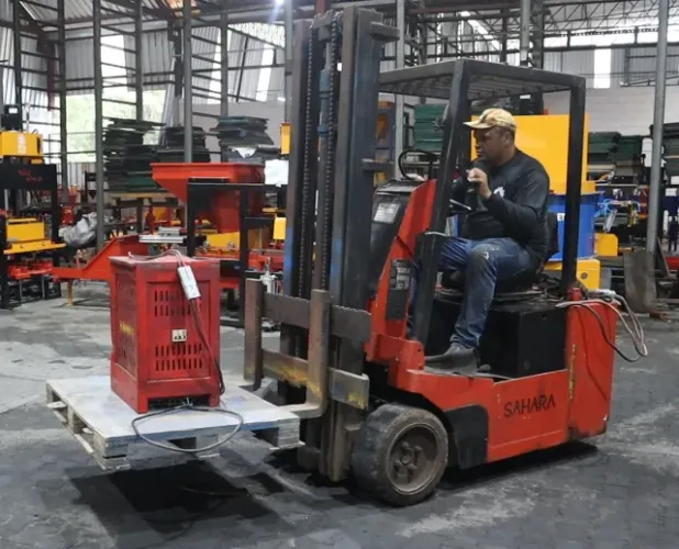 Empilhadeira Clark Elétrica 1,5T Torre 3,5m Bateria Reformada