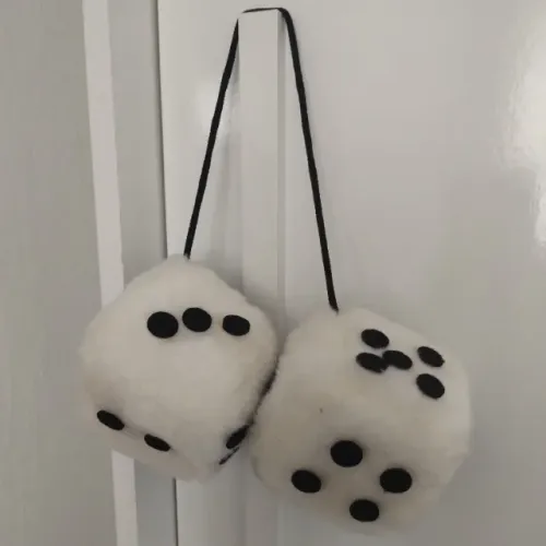 DADOS DE PELÚCIA PARA ESPELHO RETROVISOR