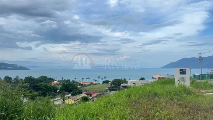 Terrenos a venda em condomínio fechado, no Portal da Olaria com vista para o mar.