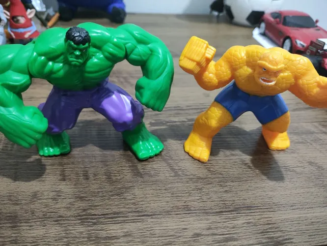 Bonecos Hulk e Coisa McDonald's antigos