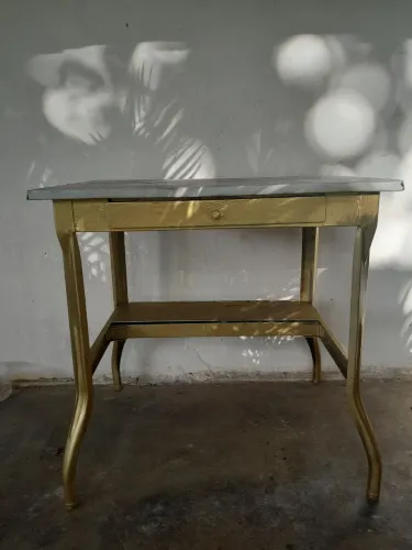 Mesinha antiga de ferro com gaveta
