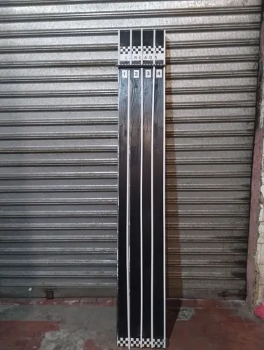 Pista de carrinho Feita de Madeira. 2 Metros x 31 cm , com pé de 9 cm . Usada pouco tempo.