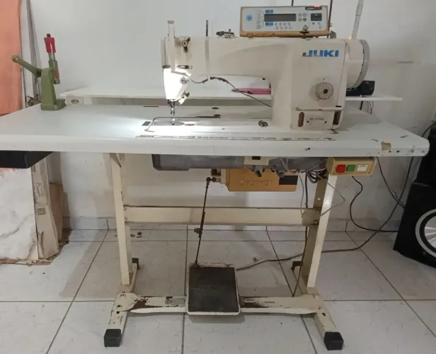 Máquina reta eletrônica