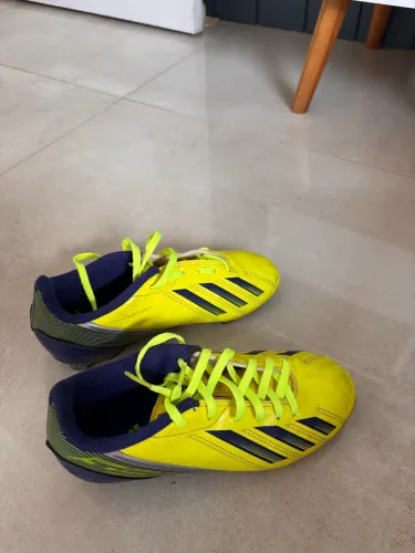 Vendo chuteira infantil Adidas Original