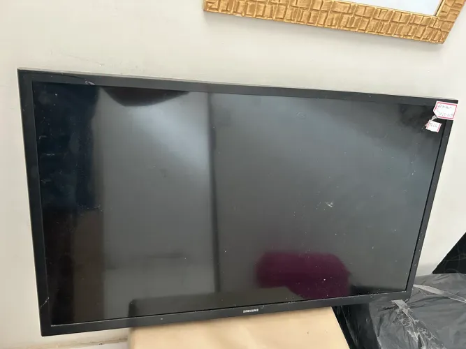 Vendo TV 32 para concerto ou retirada de peças, só está ligando não aparece imagem