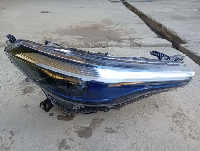 vende-se farol de Toyota Corolla Cross 