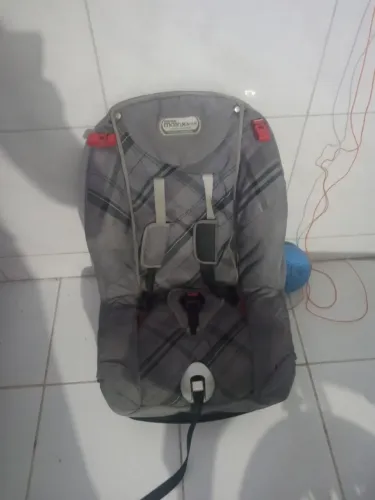 Vendo cadeirinha infantil bem conservada