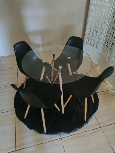 Mesa de Jantar Redonda Vidro + 4 Cadeiras Eiffel - Estado de Novo