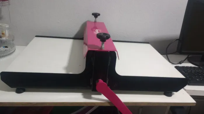 Máquina de corte e vinco com 6 facas e materiais