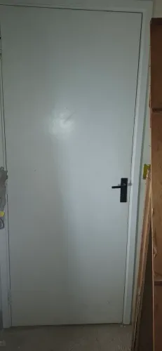 Vendo porta de madeira com guarnições e fechadura