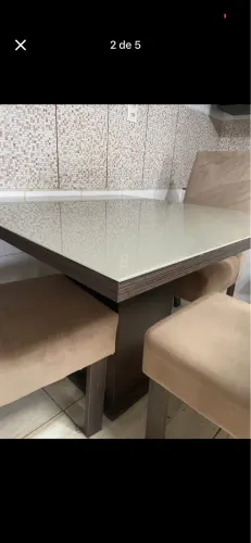 Mesa e cadeiras