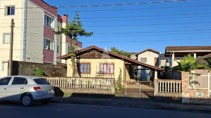 Terreno com 360m² à venda no bairro Jardim Iririú em Joinville-SC por R$400.000,00.