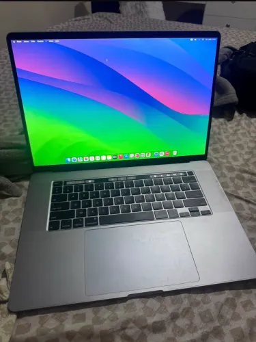MacBook i9 Touch Bar