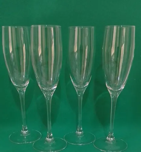  04 taças de champanhe 