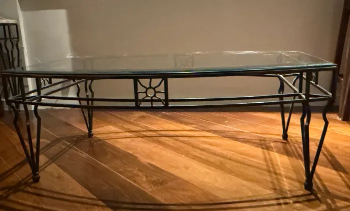 Mesa de centro de ferro e vidro bisotado