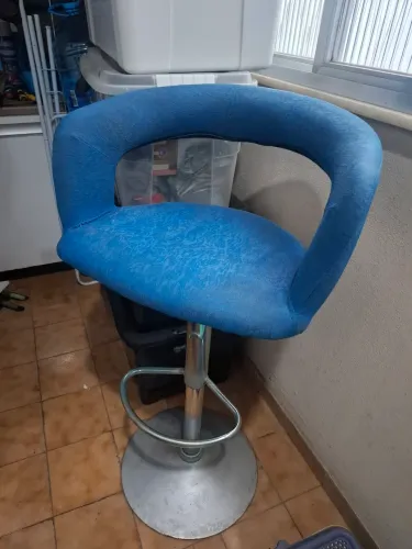 Cadeira duas alturas giratória estilo banqueta.