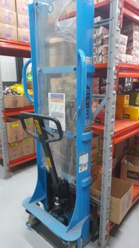 Empilhadeira manual Paletrans LM 1516 seminova