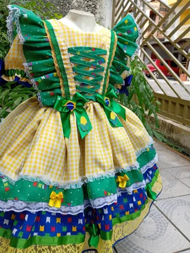Lindo vestido junino, tema brasileiro; veste de 8 a 12 anos.
