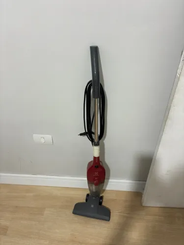 Aspirador vertical eletrolux