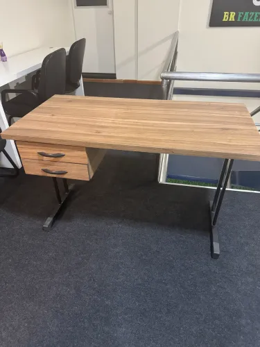 Mesa de escritório com 2 gavetas - seminova