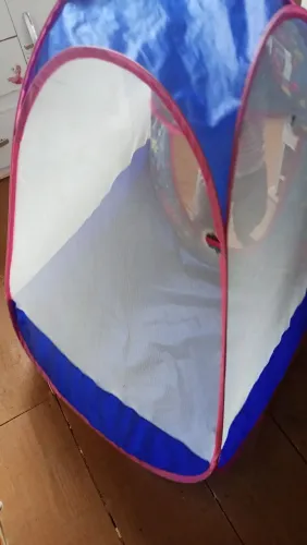 Barraca infantil tem apenas 2 pequenos furinhos mas não interfere nada no uso.