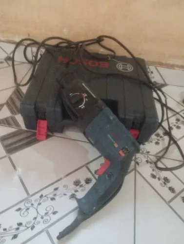 Vendo um martelete Bosch 830w.Funcionando perfeitamente.