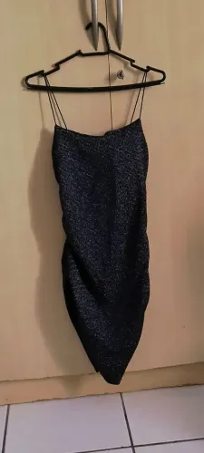 Vestido Preto Midi de Alcinha com Brilho_ Modelo Justo