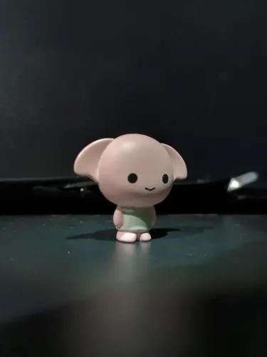 Este é um boneco colecionável do Dobby da coleção Gogo's Harry Potter da Cacau Show.