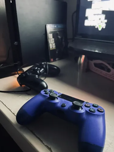     PS4 Slim 1TB  (500gb externo e 500gb no extensor)+ 2 Controles + 1 Jogo