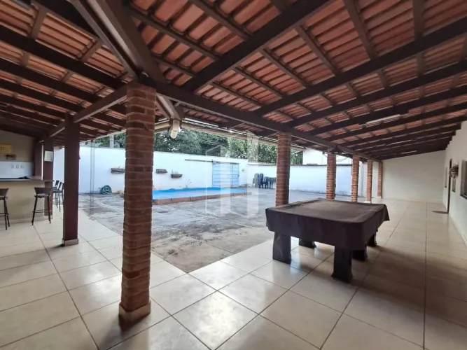Casa 3 Quartos, 1 Suíte ,sala de visita e sala de tv,cozinha,armários,banheiro social,piso