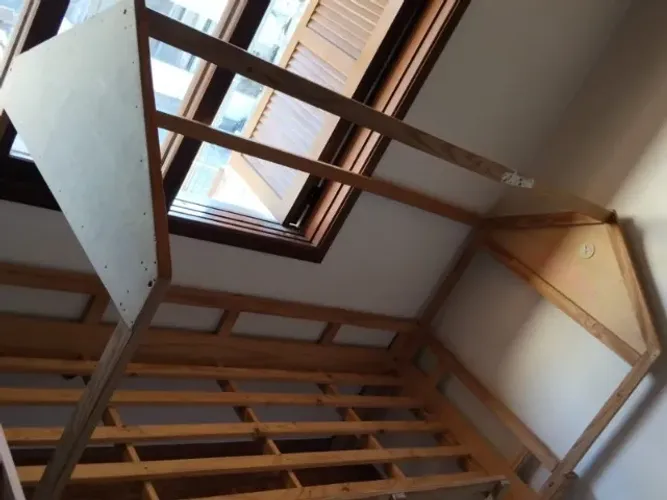 Cama infantil com escada