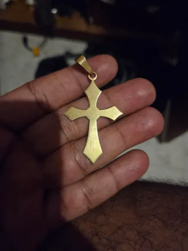 Crucifixo de ouro maciço