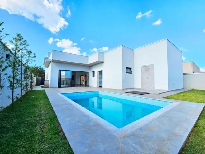 Casa térrea com 3 suítes e amplo living