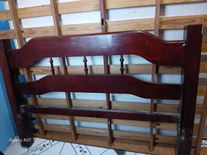 Vendo camas de casal em madeira massica