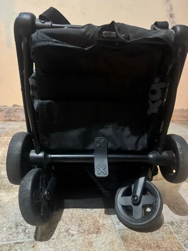 Carrinho de bebê cbx, modelo compacto cinza com detalhes preto