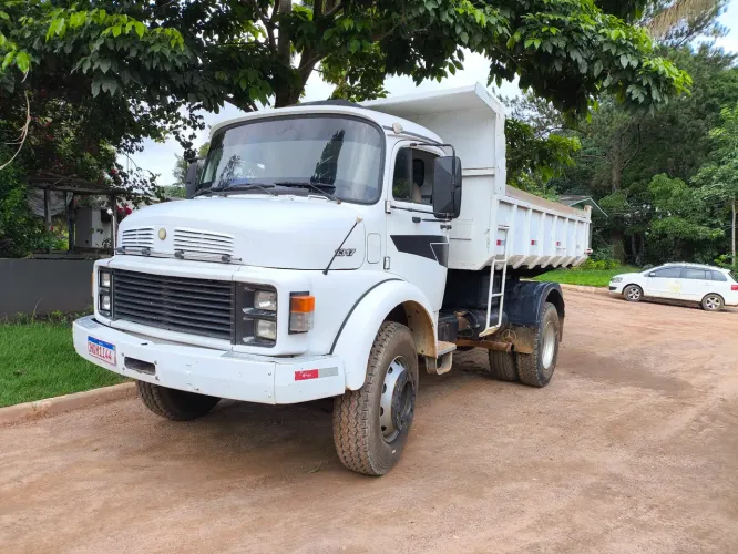 Mercedes Benz 1313 caçamba toco