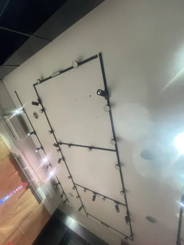 Sistema Completo de Trilhos Eletrificados com Spots LED para Loja