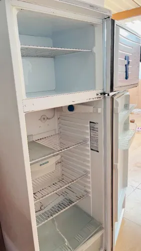 VENDE-SE GELADEIRA DAKO 220V BRANCO DUAL