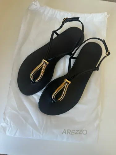 Arezzo - sandália rasteira preta slim metal dourado - n 36