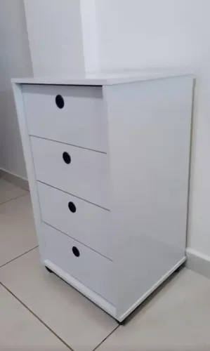 Mesa de cabeceira / Gaveteiros brancos com 4 gavetas, em ótimo estado