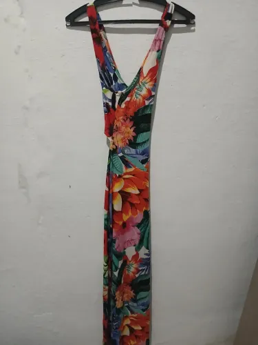 Vestido longo, estampado com abertura nas costas e venda ao lado
