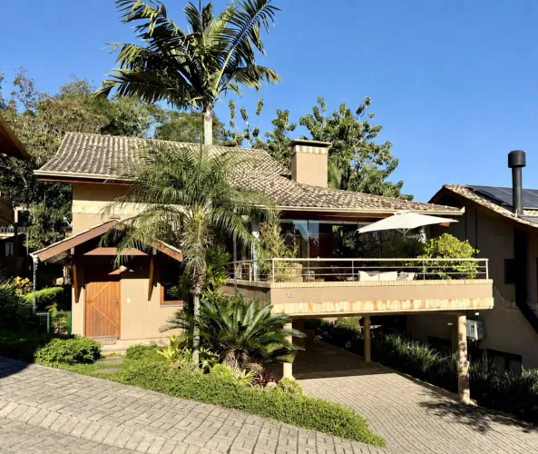 Uma casa para viver bem todos os dias  com conforto, natureza e um cenário único ao entard
